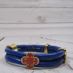 Doble leather magnetic closure bracelet in blue